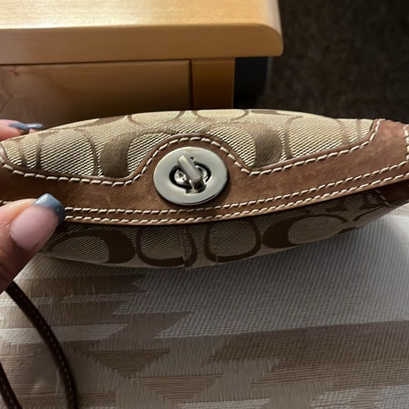 Rare top twist lock coach wristlet - Picture 2 of 8